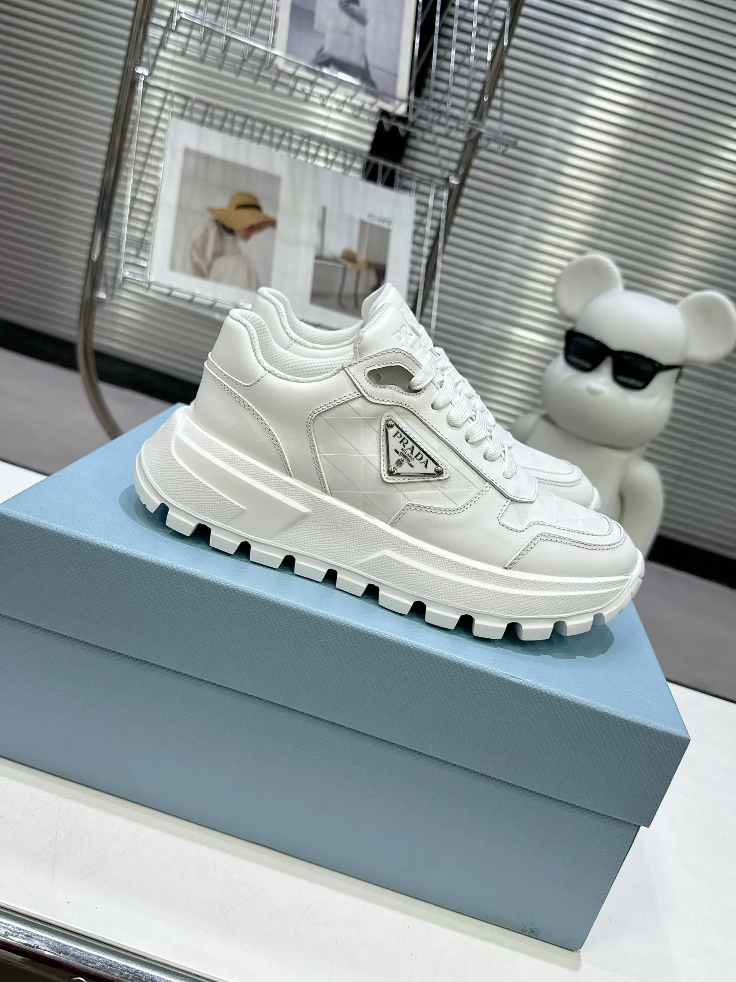 👟👟Ex-factory price 600👟👟 PRADA ²⁰²5𝐬𝐬Prada’s new product comes with strength! ❣️Many Internet celebrities have the same style, fashionable and versatile nice items, original shoes are developed and purchased from Italian counters, and are reproduced 1:1 according to the original taste. This year’s theme is not to be defined, embodying texture through simplicity💛From thick-soled sneakers to zigzag short boots to 2024 flat shoes, everything reveals a sure-fire momentum...combining gentleness and handsomeness, the finishing touch for women❤️ The top-grade open-edge beaded cowhide with imported cowhide triangle logo is consistent with the original version, the wear-resistant and ultra-light two-color outsole, and the sheepskin lining are breathable and comfortable. ⚛Size: Women's 35-40 ⚛Size: Men's 39-45 Original packaging accessories. ⚛